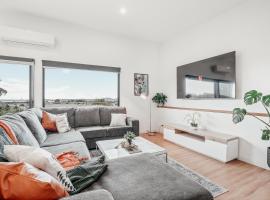 Hobart Luxury Family Home with Spa & Fire Pit, Sleeps 8, khách sạn ở Sorell