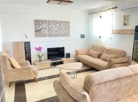 Your Seaside Home! Entire place, Free parking
