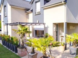 CHEZ H&Eacute;L&Egrave;NE