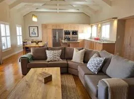 BayView Sunset Villa on Thessen! Large one bedroom unit with King Bed and Sofa bed