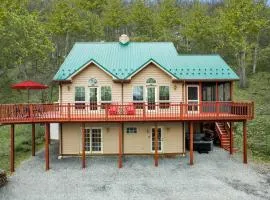 Huge 5 Bedroom Modern Cabin wHot Tub, Deck, WiFi