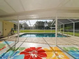 Huge Pool, Close to Beaches, Restaurants & Shops