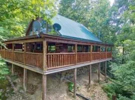 Secluded, private, romantic Four Bears cabin