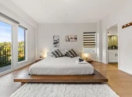 Luxurious 4BR in prime LA location with great view