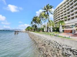 1007 Harbour Lights with Ocean Views, hotel with hot tubs in Cairns