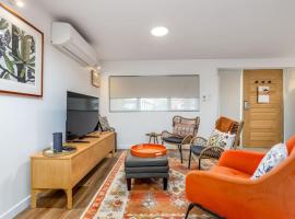 Modern Home in Deakin Medical Precinct - Hosted by Canstay, villa à Yarralumla