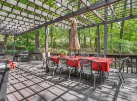 3 Mi to Table Rock Lake Cabin with Fire Pit!
