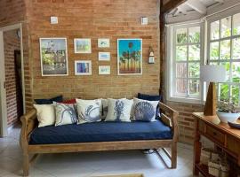 Casa charmosa em Juquehy cercada de verde com banheira e churrasqueira, hotel v destinaci São Sebastião