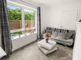 Beautiful 1 BR apt with private patio and free parking