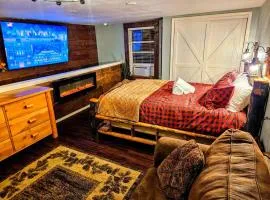 Private Cabin- Breakfast - Double Tub - 75in TV - SUP - Washer Dryer - BBQ