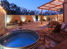 Romantic Luxury Retreat hot cold pool & sauna, hotel in Wimberley