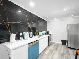 Lovely Montrose 3BR Apt with Fast Wi-Fi & Free Park