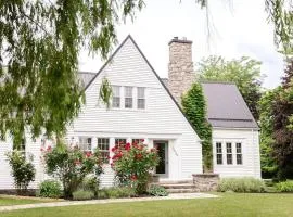 Waterfront Niagara-On-The-Lake Farmhouse on a Vineyard