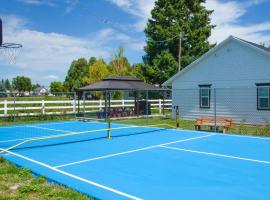 Cozy and Chic Abode about 11 Mi to Bloomington Lake、Bloomingtonのホテル