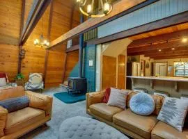 Rhododendron Family Cabin Hot Tub and Deck!