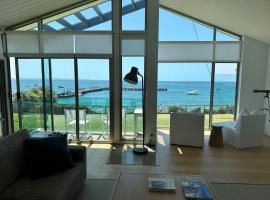Waters Edge absolute beachfront, hotel en Portsea
