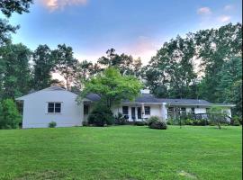 Meadow View Acres - 6 acre spacious estate 20 min from UVA, hotel v destinaci Charlottesville