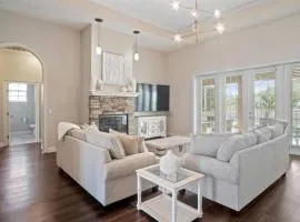 Luxury Heated Pool Home, Hot tub, King bed suite
