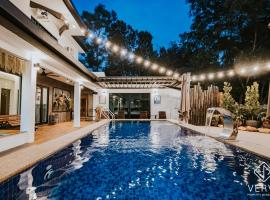 Ipoh Cozy 27 Pool Villa 6B5B 30 pax by Verve, hotel s vířivkou v destinaci Ipoh