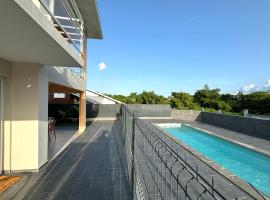 Le Saphir - Vue piscine, Terrasse, Destreland, hotel a Baie-Mahault