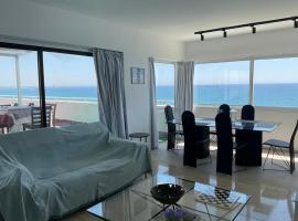 Stunning Top-Floor Beachfront Apartment, kh&aacute;ch sạn ở Larnaka