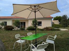 Studio moderne avec terrasse, parking et WIFI - FR-1-653-262, hotel en Baignes-Sainte-Radegonde