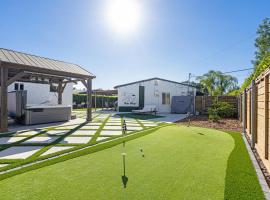 San Diego Chill House with Jacuzzi-Golf-Game Room, hotel en San Diego
