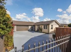 Modern, Cozy and Spacious 3 bedroom Home near City Centre