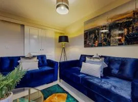 Spacious 4 Bedroom, 3 Bath House by Jesswood Properties Contractors, Business and Leisure with Free Parking and WIFI