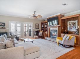 Stunning Riverside Retreat with Private Pool home, hotel in Port Vincent