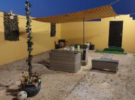 استراحة مفروشة مع جلسة خارجية, готель у місті Ḑubā