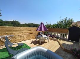 Studio cosy avec terrasse et jacuzzi à disposition de Mai à Août, hotel v destinaci Rians