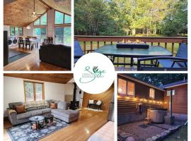 Rustic Catskills Cabin with Hot Tub and Mountain Views, khách sạn ở Prattsville