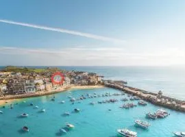 "SMUGGLERS HIDE" & "SMUGGLERS CABIN" - A 2 Bedroom FISHERMANS COTTAGE with Childs Bunk and HARBOUR VIEWS - and also a private entrance connecting 1 BED STUDIO - 10 Metres To Sea Front - 2023 GLOBAL REFURBISHMENT AWARD WINNER、セント・アイヴスのシャレー