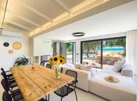Sunset Beach House, Villa Only 50m from the Beach