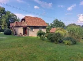 Chatka przy kapliczce