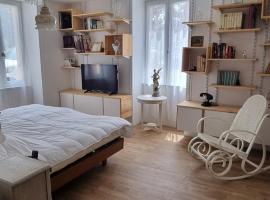 Joli studio, hotel in Javerlhac-et-la-Chapelle-Saint-Robert