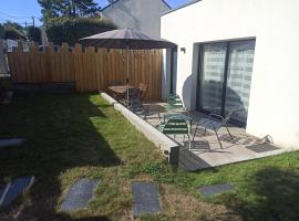 Maison de bord de mer - proche plage, hotel in La Turballe