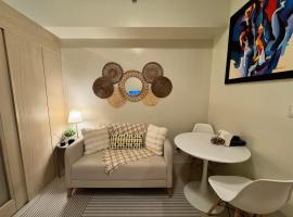 Cozy 1BR Netflix & Alexa w Balcony Free Pool, gostionica u Manili