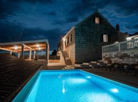Didova kuća, Holiday home with Private pool near Rogoznica,Sleeps 9, Hotel in Podorljak