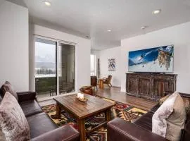 Snow Canyon Lodge with Resort Amenities