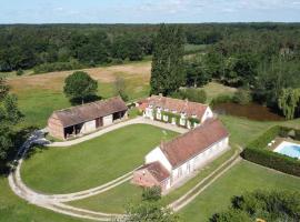 Charmant Domaine Solognot piscine, hotel in Lassay-sur-Croisne