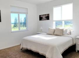 Charming Chalet Close to GNP, Downtown & Game Room!、コロンビア・フォールズのホテル