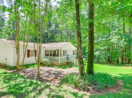 Pet-Friendly Sparta Retreat Porches and Fire Pit!, hotel v destinaci Meriwether