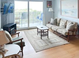 Oceanview condo with pool, beach access, jetted tub, W/D, & AC，位于杰克逊维尔海滩的酒店