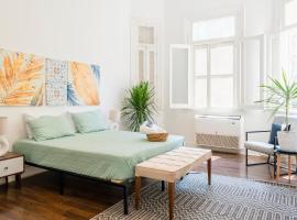 Stilvolle Altbauwohnung gegenüber vom Marriott mit 2 Balkone, Klimaanlage, Smart-TV