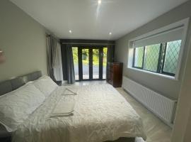 Self Contained Double Ensuite Room with private sitting room, hotel v destinaci Wexford
