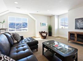 Mountain Zen with Game Room and 2 Living Areas、Edenのホテル