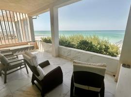 Deco Beach Villa 1 Beachfront, hotel v destinaci Chelem