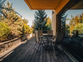 With a view Residence 2 - Two Bedroom Deluxe Apartament with Terrace and City View, hotel con campo de golf en Brasov